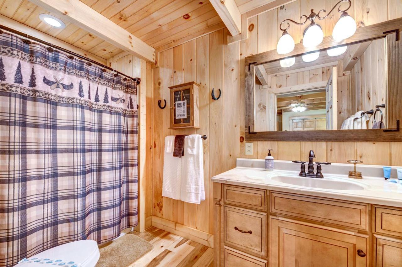 Waynesville Cabin With Covered Deck And Fire Pit! Lake Junaluska Buitenkant foto